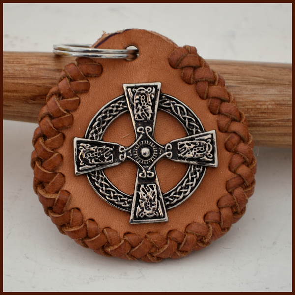 Schlüsselanhänger aus Leder mit großer Niete keltisches Kreuz